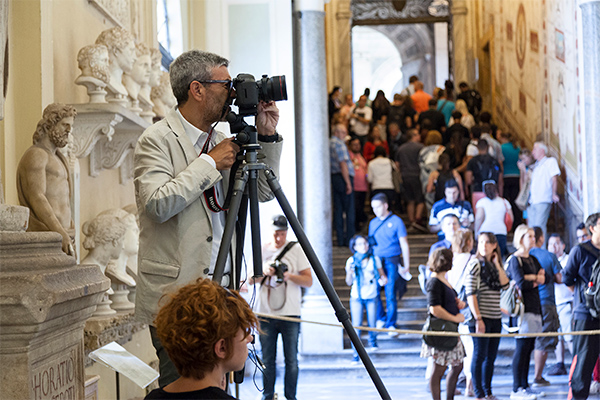 Massimo Siragusa mentre lavora nella Galleria Chiaramonti Foto Alessandro Prinzivalle © Governatorato SCV – Direzione dei Musei