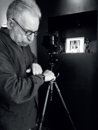 Giovanni Chiaramonte mentre fotografa l’ultima teca della mostra Peninsula con la sua fotografia Interno morto alla galleria Lorenzo Vatalaro, Milano, 2017. Foto Lorenzo Vatalaro