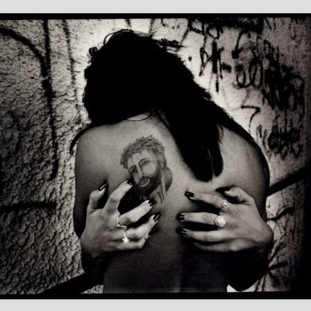 Gusmano Cesaretti, Mosca, 1973, dalla serie Klique Car Club, inclusa nella nuova edizione del libro Street Writers: A Guided Tour of Chicano Graffiti