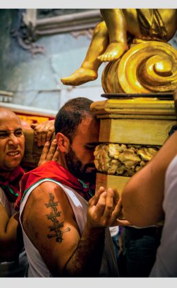 Portatore del fercolo di san Paolo di Palazzolo Acreide con lo stemma del santo tatuato sul braccio