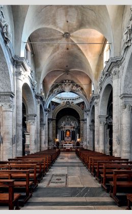 Chiesa di S. Maria del Popolo, Roma, vista della navata centrale verso il presbiterio, con le figure allegoriche berniniane sopra le arcate quattrocentesche © Roberto Nadalin