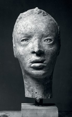 Francesco Somaini, Testa con labbro spaccato, oppure Bambina, 1948, gesso su base in legno, Archivio Francesco Somaini